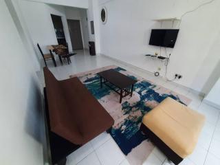 3-bedroom apartment with guarded parking inside - Seri Kembangan - 7