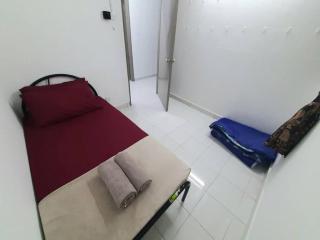 3-bedroom apartment with guarded parking inside - Seri Kembangan - 1
