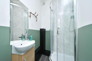 Brampton Him House, 5 double en-suites in this stunning property, all yours if you BOOK NOW! - Stoke-on-Trent - 4