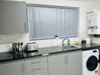 Beautiful and Homely 3 Bed House With FREE Parking So Close To Man City and City Centre - 1
