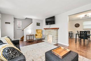 Open Floor Spacious Home, 15min from Downtown, Private Garage, Kids Friendly - Pittsburgh - 8