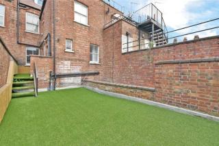 Luxury 3 Bed Apartment - HUGE OUTDOOR TERRACE & Amazing Transport Links - 2