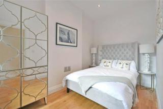 Luxury 3 Bed Apartment - HUGE OUTDOOR TERRACE & Amazing Transport Links - 8