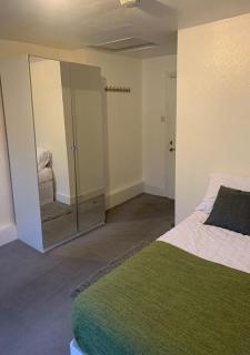 Balham, South London Spacious Guest House 3 - 7