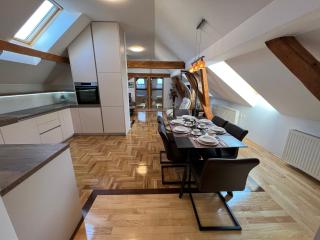 La Luna Rustic Deluxe Apartment with Pool & Jacuzzi, Bikes and Covered Parking - 8