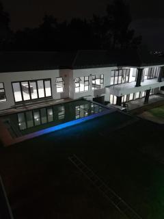 Bryanston Drive Elegant Guesthouse & Boardroom Facilities - Joanesburgo - 2