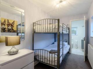 A Detached Garden Lodge, Hot Tub, Heating, WiFi & Parking - 4