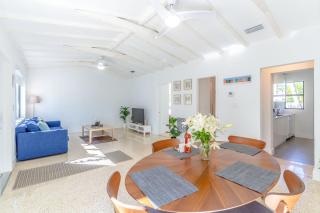 Renovated Apts with Kitchen, Fast WiFi, Smart TV, Roku & Pool Onsite 4 mi to Surfside Beach - North Miami - 3