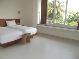 L Bajo Hotel - 3