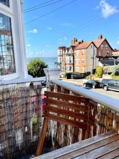 3 Bedroom Spacious Seaside Apartment with Estuary Views - Southend-on-Sea - 8