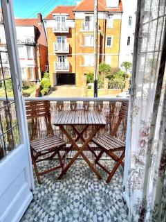 3 Bedroom Spacious Seaside Apartment with Estuary Views - Southend-on-Sea - 9