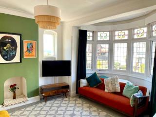 3 Bedroom Spacious Seaside Apartment with Estuary Views - Southend-on-Sea - 6