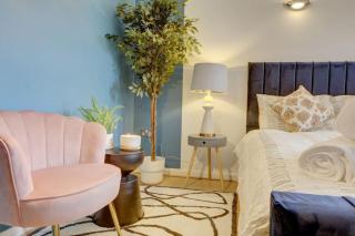 City Centre, 2 Bedroom, Secured Parking, 3 King Bed, WiFi Sleep 6 Guest Comfortable on Three King Size Beds, Jewellery Quarter , Birmingham City Centre , Allocated Secured Parking - 1