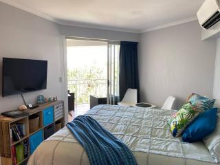 Alex Heads Beachfront Resort King Bed Studio Room - Alexandra Headland - 6