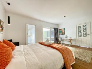 Capelink Beach House-Atop Prestigious Oliver's Hill - 7