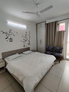 FACULTY HOUSE- Cosy Lounge Near Expo Mart - 2