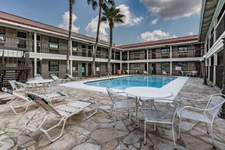 La Quinta Inn by Wyndham Laredo I-35 - Laredo - 4