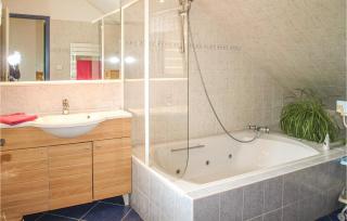 Beautiful Home In St Martin Des Pres - Ville Morvan - 4