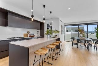 Modern Spacious Coastal 4 Bedroom Town House - 7