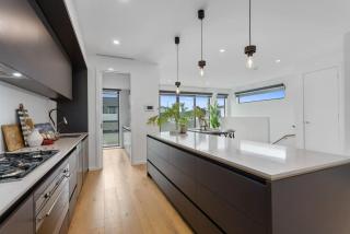 Modern Spacious Coastal 4 Bedroom Town House - Safety Beach - 8