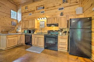 Cabin with Hot Tub and Games, 4 Mi to Beavers Bend! - Broken Bow - 1