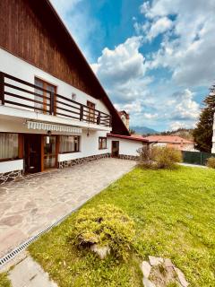 Cheerful 4-bedroom & kids friendly home - 0