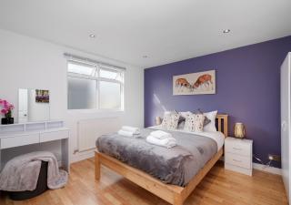 Lovely 4 Bedroom London Home with Free Parking, Garden, WiFi By Roost Accommodation - Kingston upon Thames - 7
