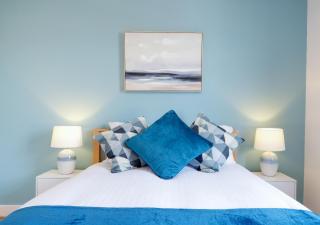 Lovely 4 Bedroom London Home with Free Parking, Garden, WiFi By Roost Accommodation - Kingston upon Thames - 1