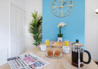 Lovely 4 Bedroom London Home with Free Parking, Garden, WiFi By Roost Accommodation - Kingston upon Thames - 8