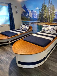 Stylish Lake home with HUGE POOL, Arcade with PS5,and Theater Just 5 min from Legoland - 1