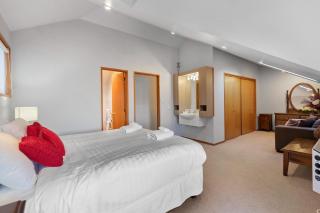 Stunning lakeview and mountain family retreat - 5