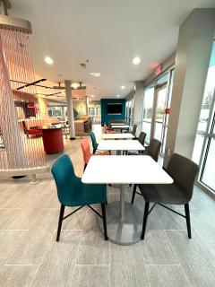avid hotel Fort Wayne North by IHG - 4