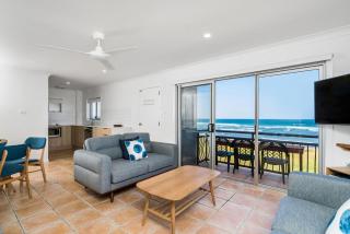 Absolute Beachfront Apartment 4T - 6