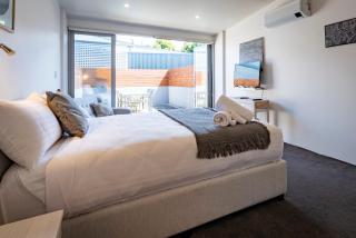 Studio Apartment - 5 Minutes to Hobart CBD - Free Parking - Free WIFI - Sandy Bay - 8