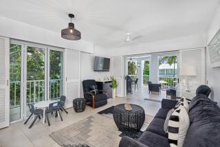 Luxury 2 Bedroom Beach Club Apartment - Palm Cove - 6