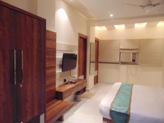 Hotel Saffron - Varanasi - 9