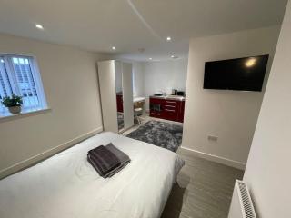 3 Studio close to amenities & transport links - 4