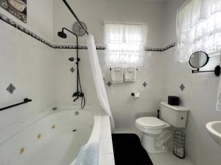 Welcome to the unpretentious and breezy Graceville, steps away from the beach - Saint James - 2