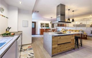 Awesome Apartment In Alcaucín With Wifi - Alcaucín - 1