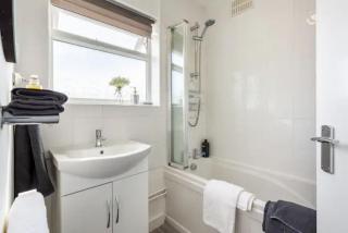 Spacious 3-Bedroom Apartment with Free Parking Near London - 3