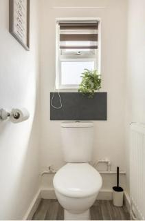 3-Bedroom Apartment Sleeps 6 I Free Parking Near London - 1