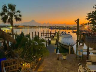 Abaco - Large waterfront 2x2 end unit with boat slip - 0