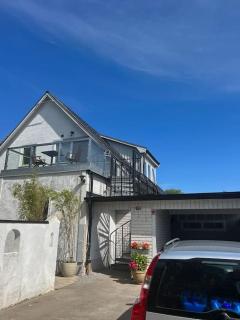 Rymlig och modern lägenhet i villa. Perfekt för familjer. Med parkering. - Malmö - 0