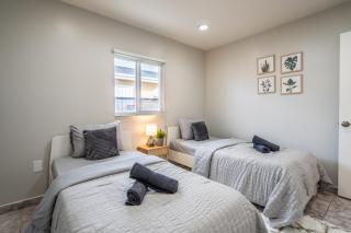 Renovated 2 BD Home w/ Private Parking, Gallery & W/D - Miami - 2