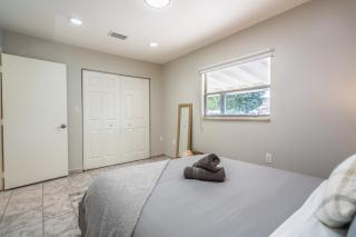 Renovated 2 BD Home w/ Private Parking, Gallery & W/D - Miami - 3