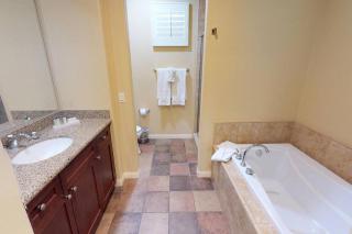 LV005 Downstairs Studio Just Steps from the Pool - 2