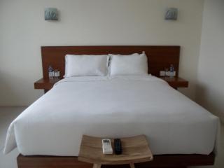 L Bajo Hotel - 6
