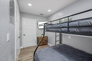 Spacious, Modern and Fully Updated Gorgeous Home - Tampa - 9
