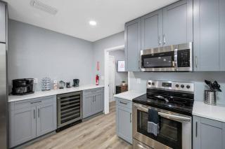 Spacious, Modern and Fully Updated Gorgeous Home - Tampa - 1