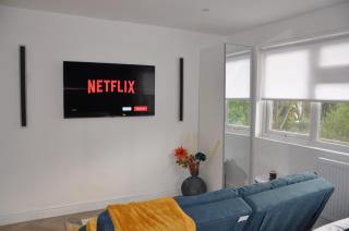 Luxury Studio- MK central- 5 MINS DRIVE TO TRAIN STATION-DIRECT TRAINS TO LONDON, BIRMINGHAM - 9